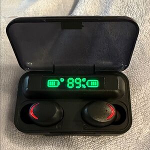 Black Wireless Earbuds with Digital Charging Case & USB Connector Bluetooth New